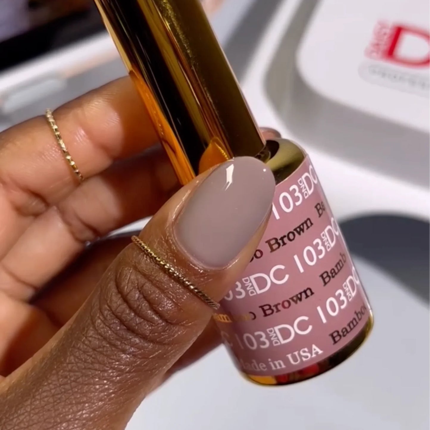 #103 - Esmalte de gel DND DC UV/LED Soak Off - Marrón bambú