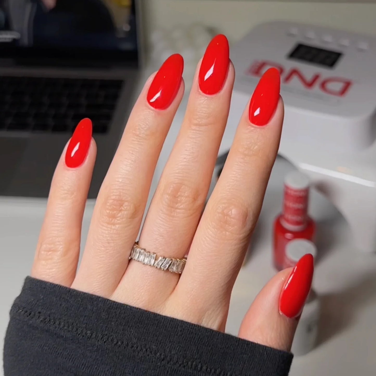 #430 - DND Daisy Gel UV/LED Soak Off - Ferrari Red