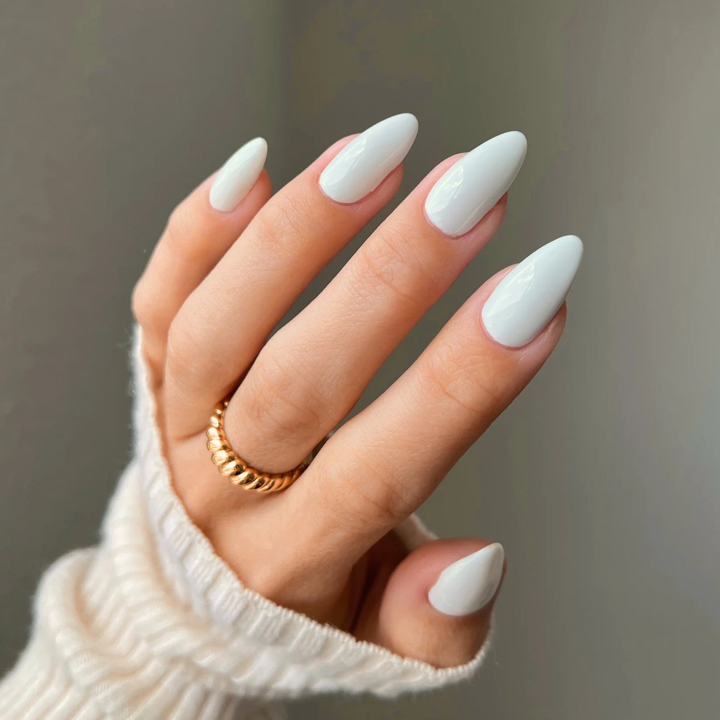 #038 - Esmalte en gel DND Diva UV/LED Soak Off - Blanco ahumado