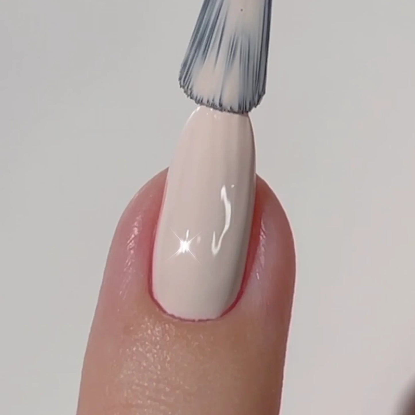 #043 - Esmalte en gel DND Diva UV/LED Soak Off - Crema vainilla