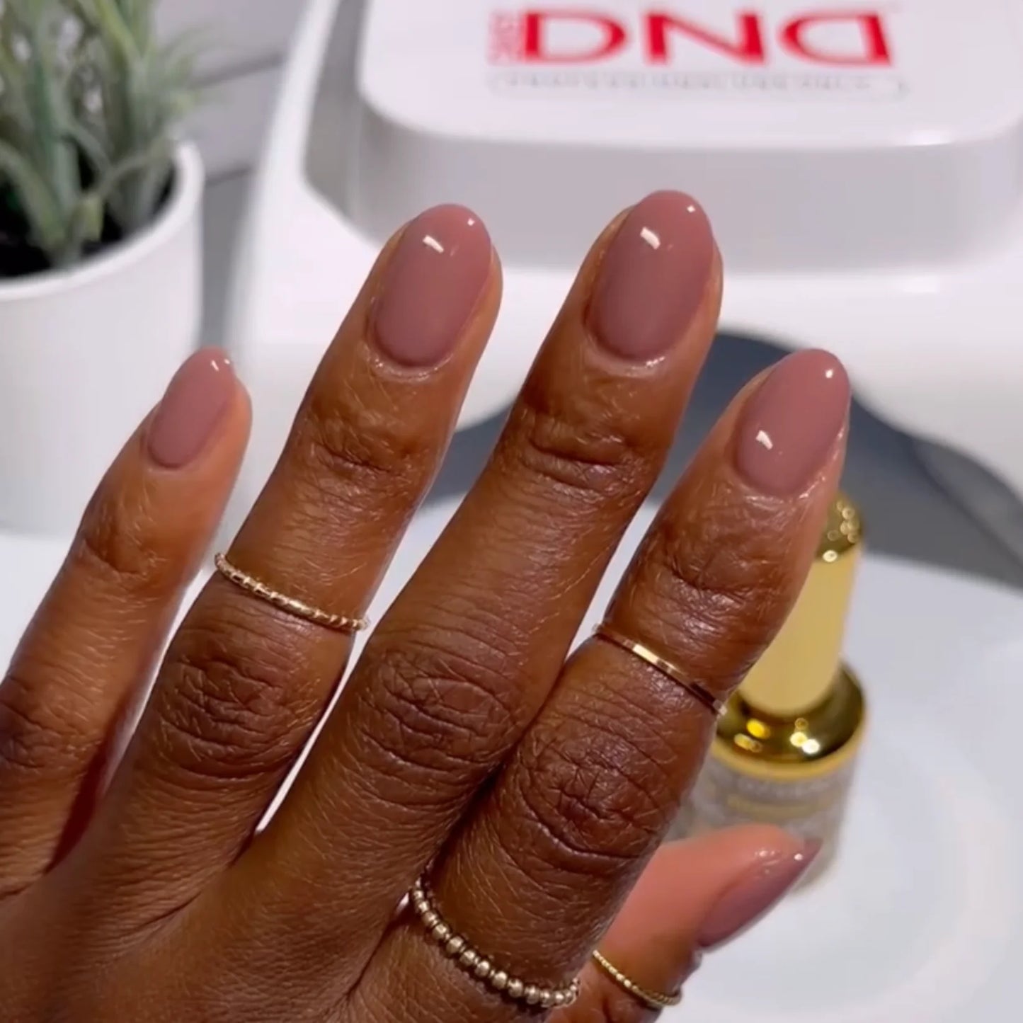 #075 - DND DC Gel UV/LED Soak Off - Rebanada de tiramisú