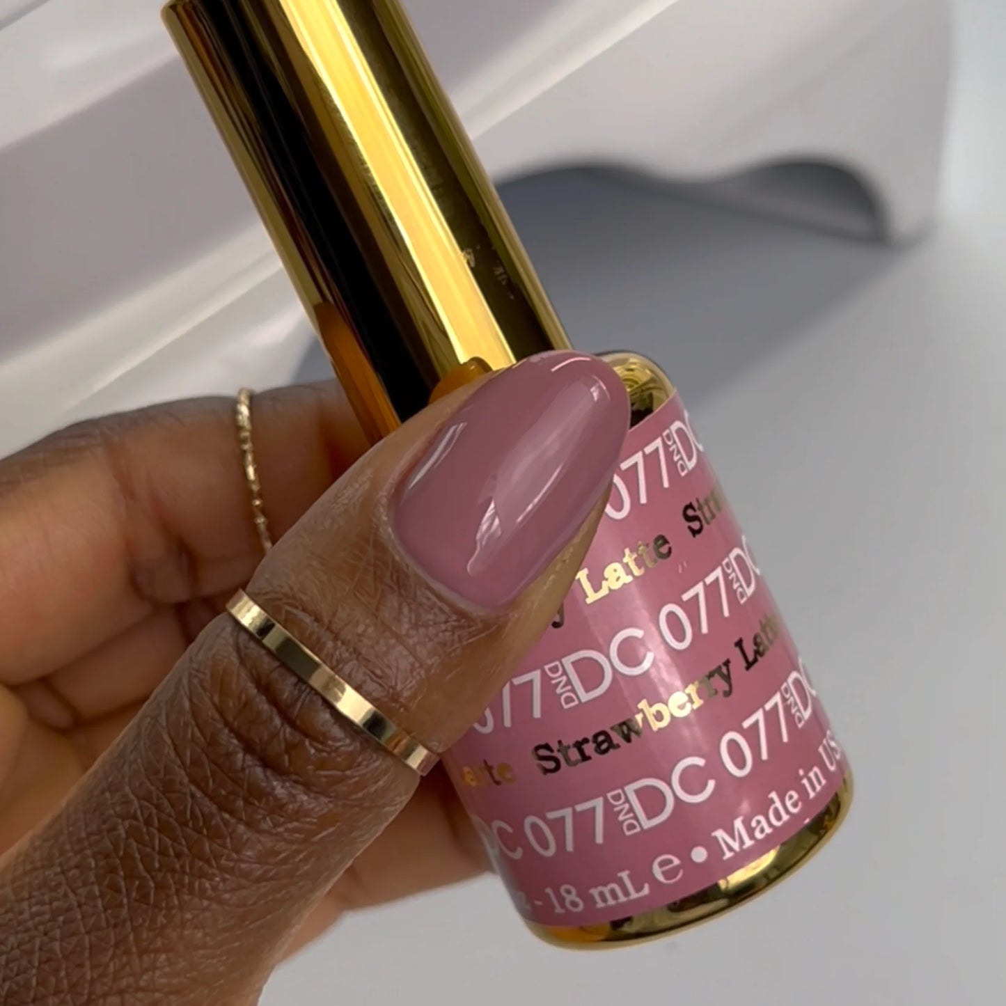 #077 - DND DC Gel UV/LED Soak Off - Latte de fresa