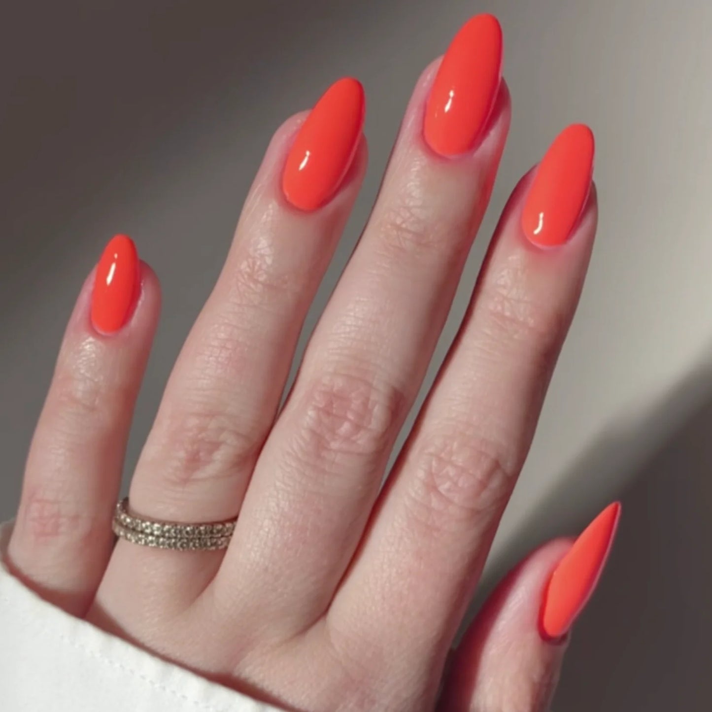 #210 - DND Diva Gel UV/LED Soak Off - Sunkissed Coral