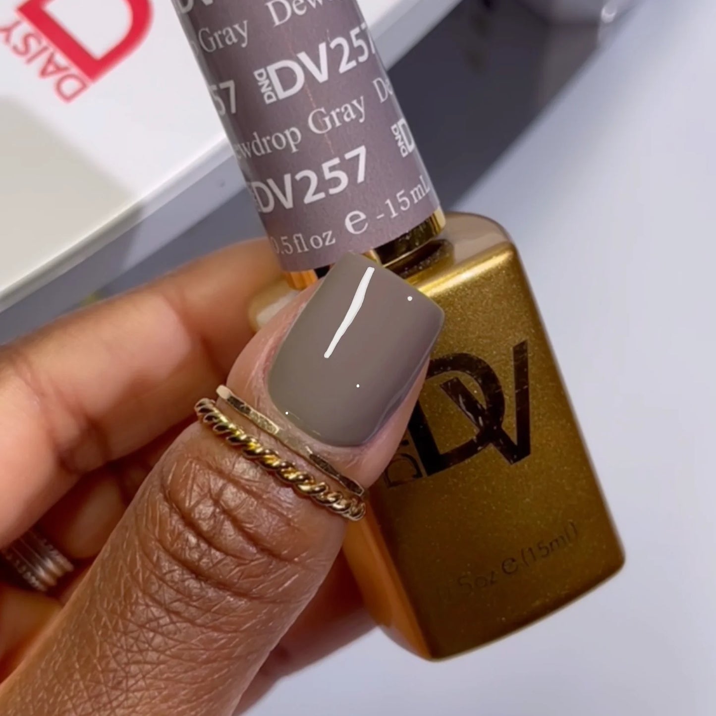 #257 - Esmalte en gel DND Diva UV/LED Soak Off - Gris gota de rocío